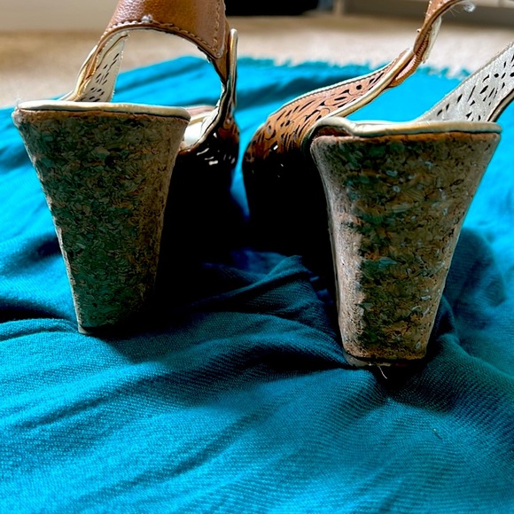 KENNETH COLE BROWN FLOWER WEDGE SLING BACKS - Picture 4 of 9